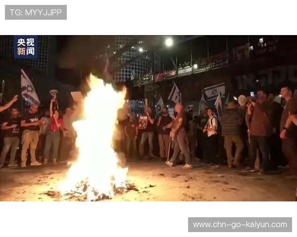 意大利球迷抗议以色列队,比赛中背对球场并展示抗议横幅 意大利球迷抗议以色列队,比赛中背对球场并展示抗议横幅