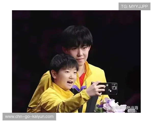 孙颖莎混双颁奖礼邀对手自拍,跨国合影获掌声 孙颖莎混双颁奖礼邀对手自拍,跨国合影获掌声