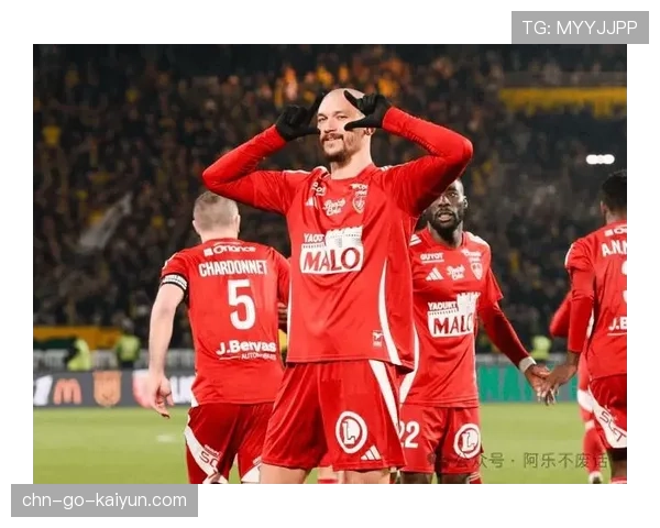 通讯：镜头捕捉，场边球童快速将备用球扔给布雷斯特门将完成快发